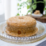 Bolo de Paçoca com cobertura de canache de doce de leite